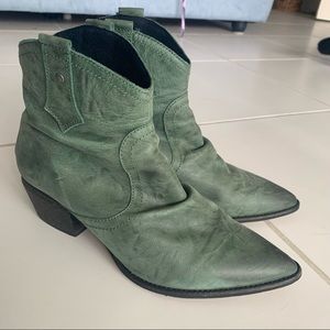 Free People fun boho green Peter Pan spring summer leather booties size 39 8.5